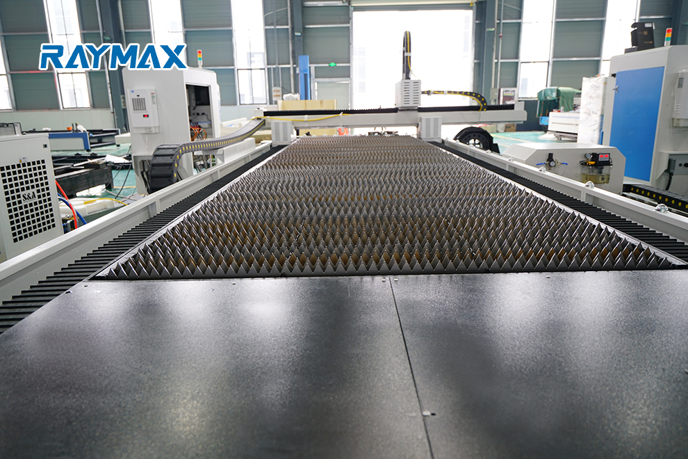 चीन 400w 600w सस्ते शीट धातु सीएनसी लेजर काटने की मशीन की कीमत