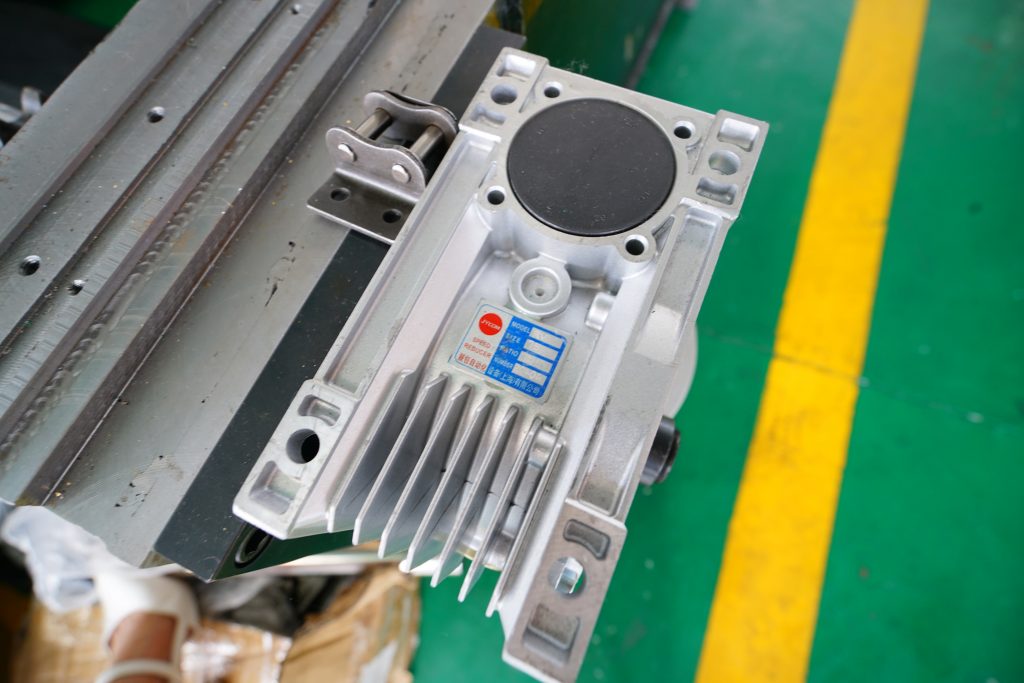 धातु पाइप के लिए लेजर पाइप काटने की मशीन 500W 1000W फाइबर लेजर काटने की मशीन